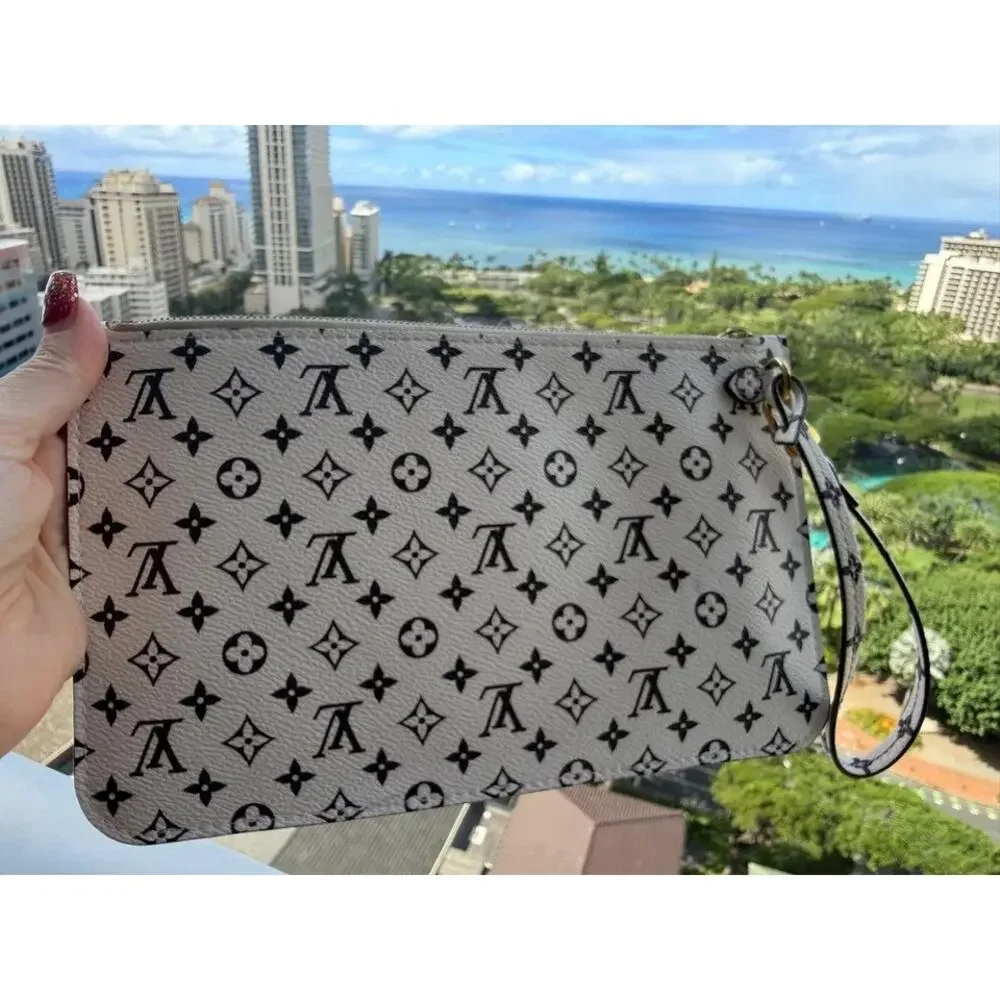 Louis Vuitton Pochette MM Bag Black White Pouch Wristlet Mini Monogram LTD Rare